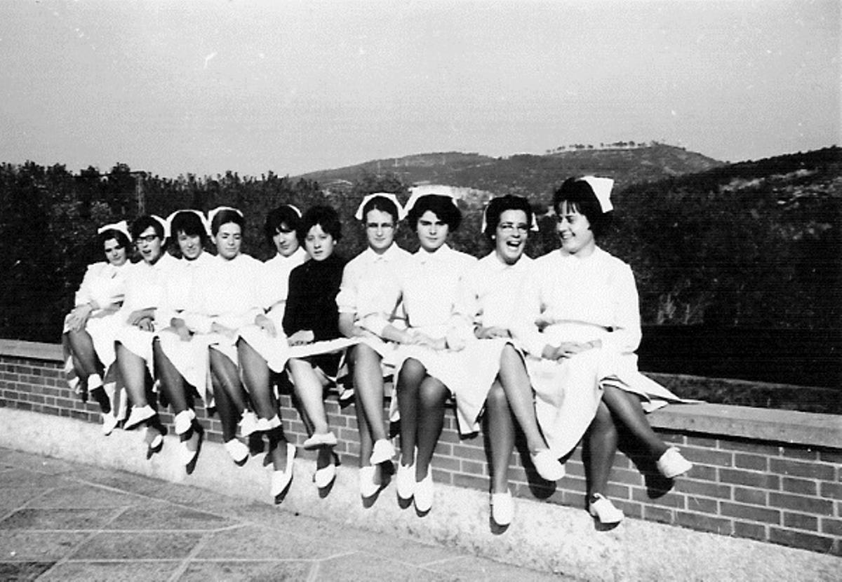 Grup d'infermeres a la terrassa de l'hospital.