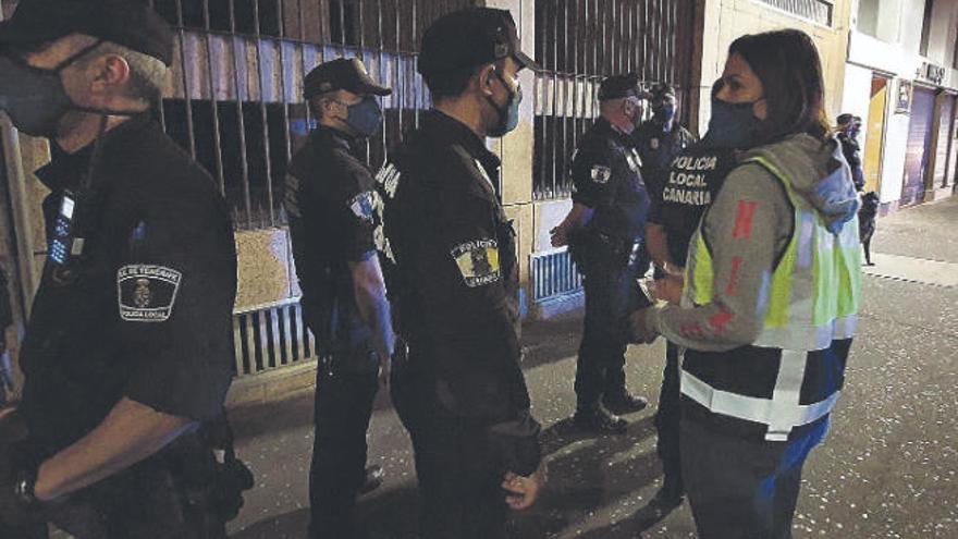 Uno de los servicios nocturnos de la Policía Local de Santa Cruz, en el que estuvo presente la edil de Seguridad.