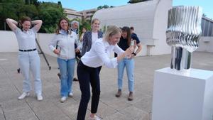 Varias regatistas de los equipos de la Puig Womens Americas Cup, junto al trofeo creado por la arquitecta Patricia Urquiola.