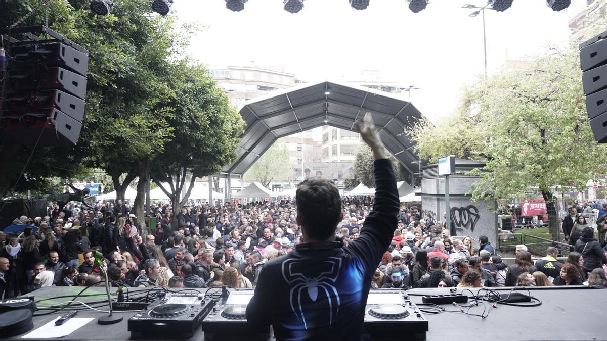 El dj Tonet Marzá subraya que la plaza Borrull ya se ha consolidado «como la plaza de todos los ‘rememberos’».