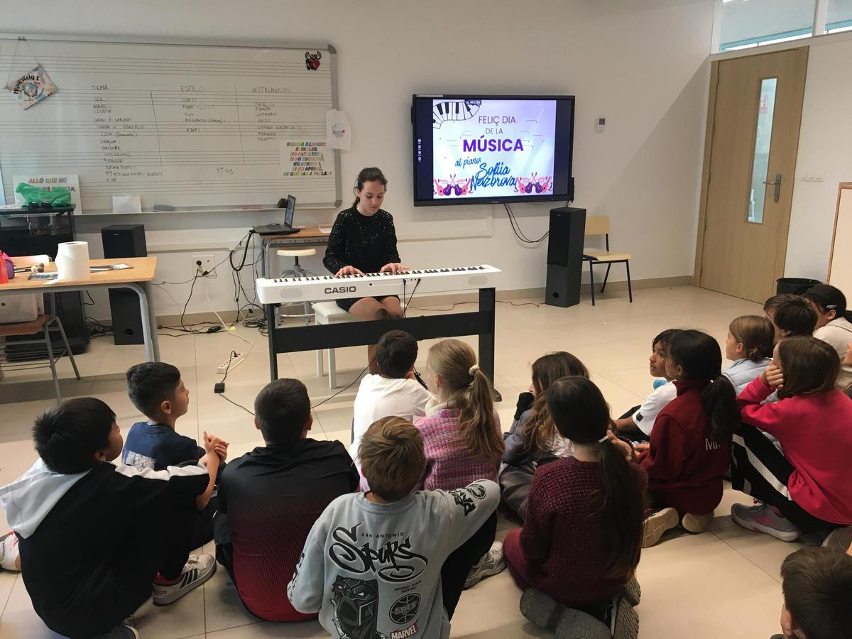 La jove pianista de l'escola.