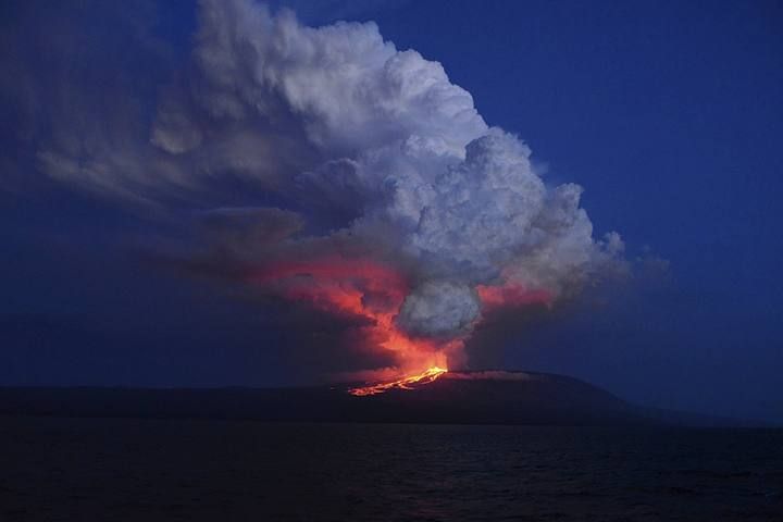 Entra en erupción uno de los volcanes de las islas Galápagos