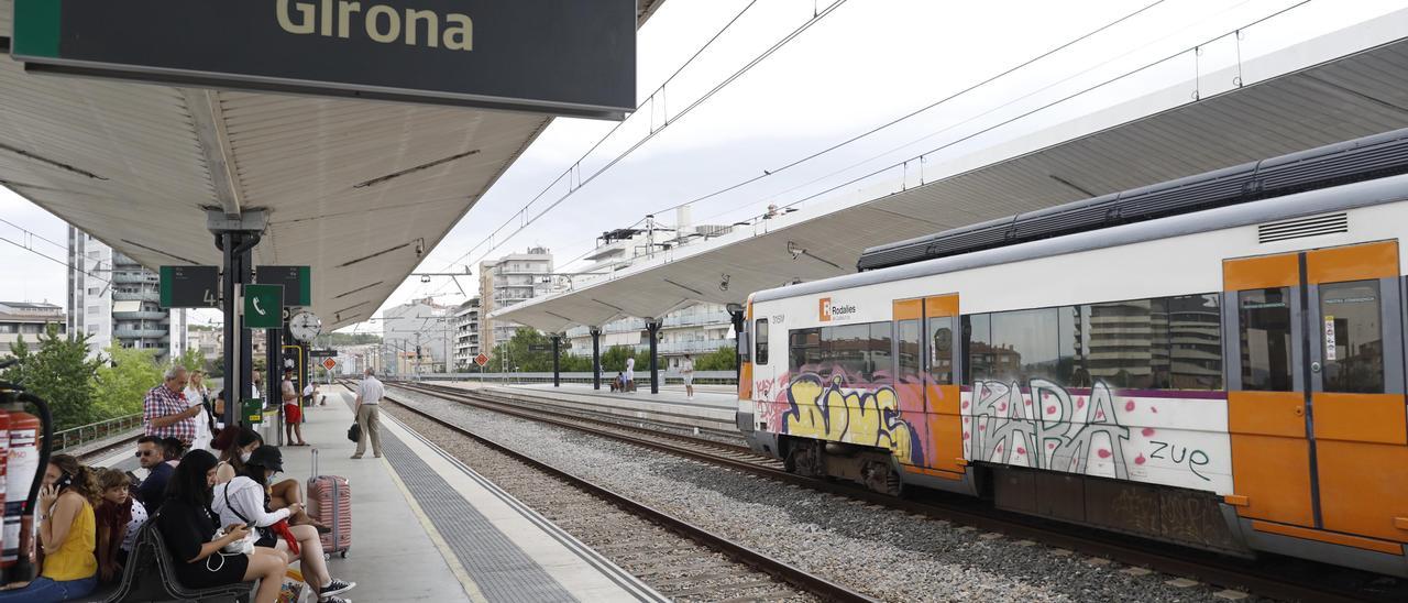 Viatgers esperant el tren a l&#039;estació de trens de Girona