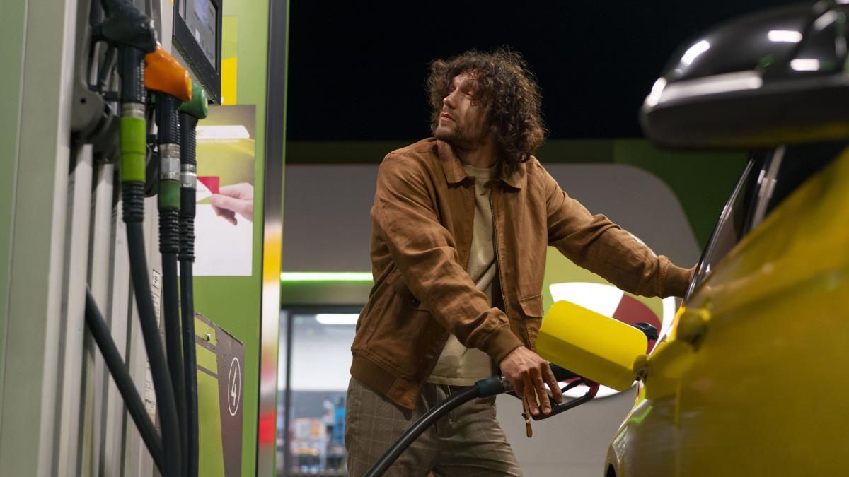 Establece una serie de paradas, como en una gasolinera, para descansar y repostar