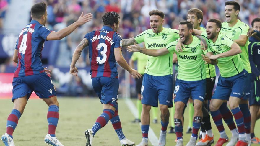 Los jugadores del Levante celebran un gol ante el Alavés.