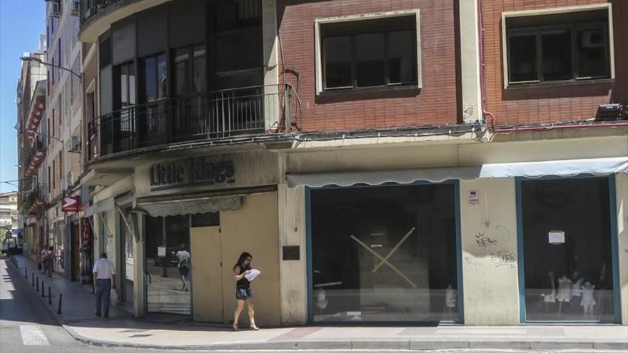 La lucha entre los seguros dilata el arreglo de la tienda Little Kings de Cáceres