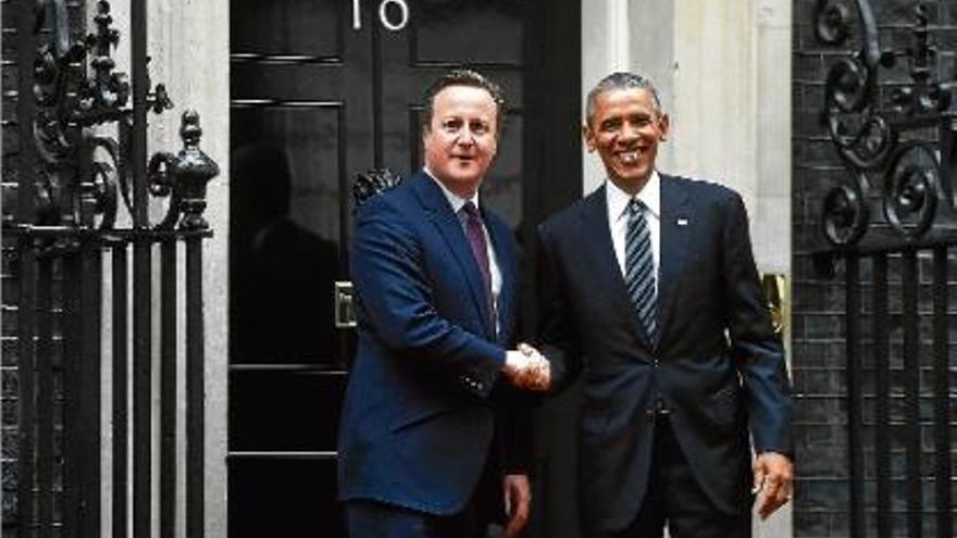 Cameron i Obama se saluden a la porta de la residència del primer ministre britànic, a Downing Street.