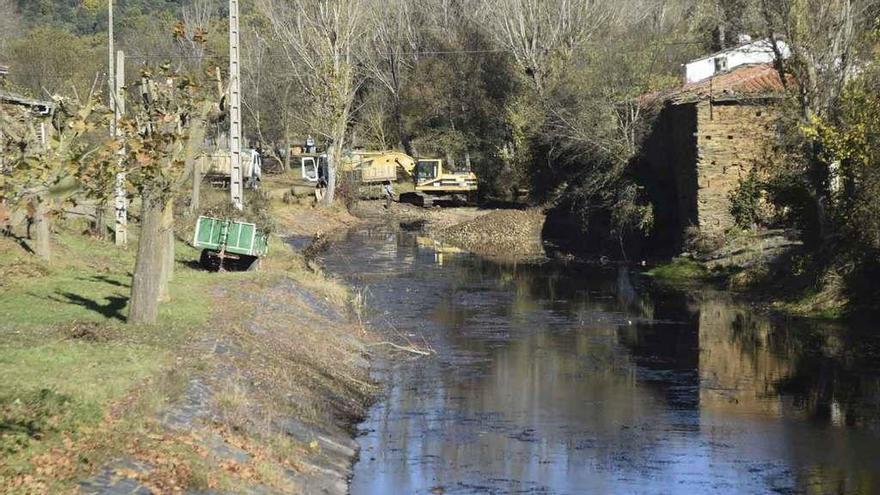 Labores de limpieza en el cauce del río Aliste en San Vicente de la Cabeza.