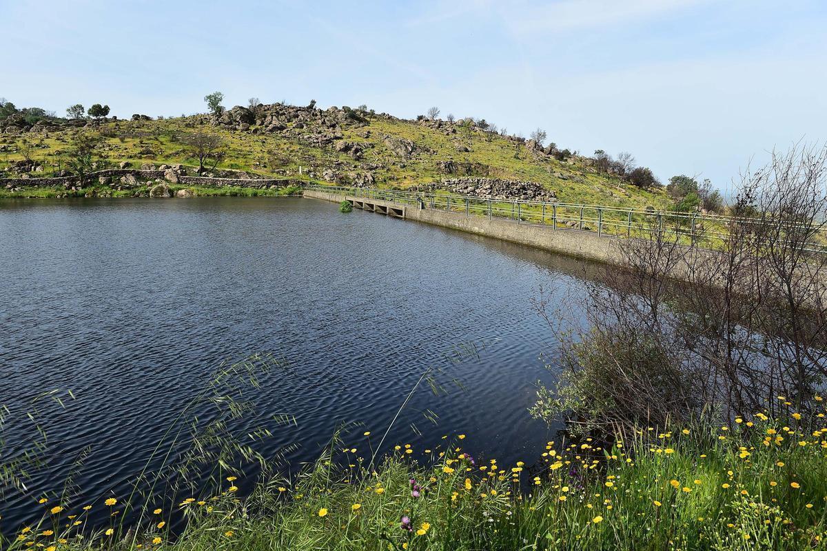 Fotogalería | Villar de Plasencia pide ayuda a la Junta para sustituir la toma flotante de la presa