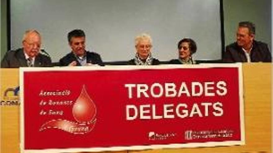 Responsables de les associacions de donants de sang del Gironès i del Pla de l&#039;Estany amb l&#039;alcalde de Salt.