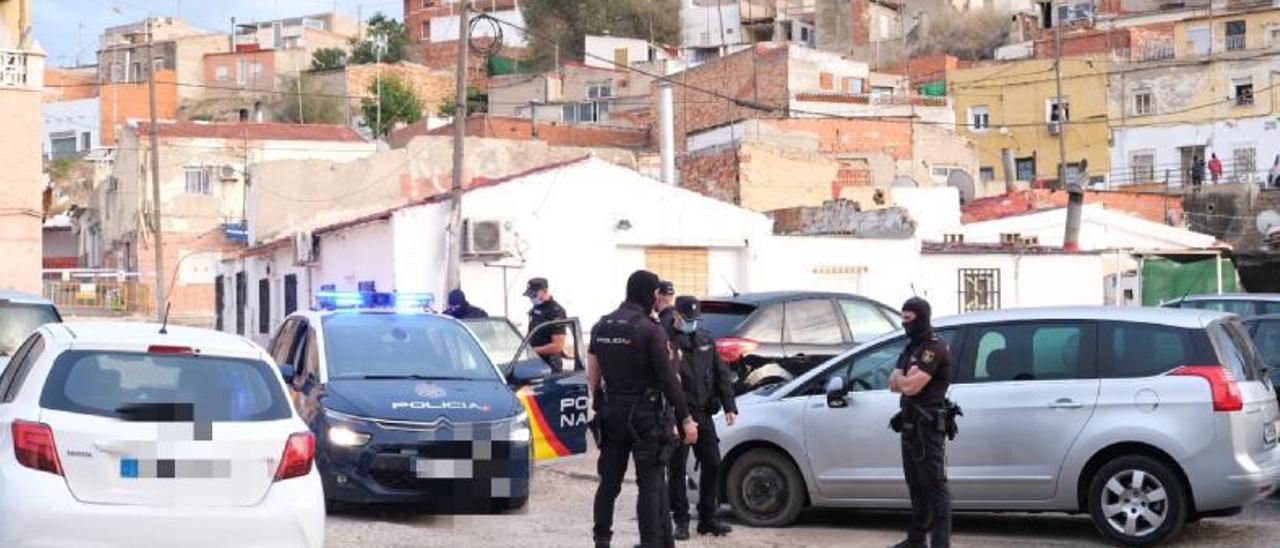 La operación policial contra el narcotráfico realizada en La Tafalera de Elda en octubre de 2021. | ÁXEL ÁLVAREZ