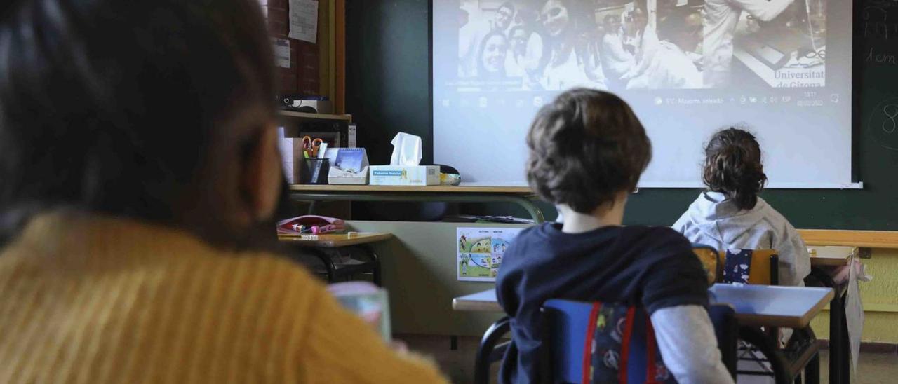 Una clase de divulgación científica en el colegio Marcelo Gago de Avilés. | Ricardo Solís