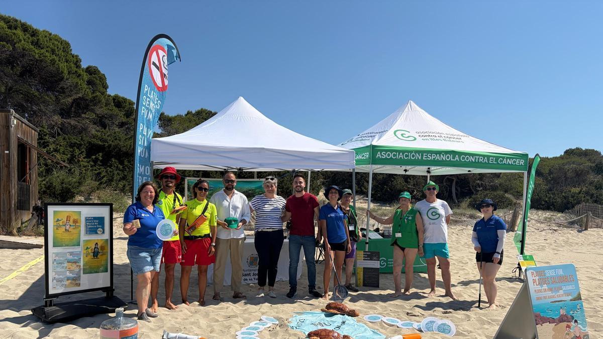 Carpa de las organizaciones en una de las playas en la que se aplica la medida.