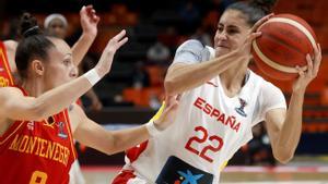 La internacional española María Conde (d) intenta superar la defensa de Montenegro en octavos de final del Eurobasket.