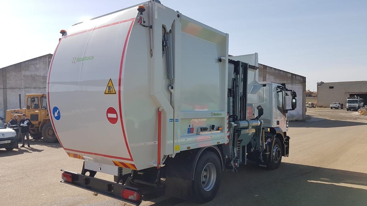 Uno de los camiones de recogida de resíduos sólidos utilizado por el Ayuntamiento benaventano.