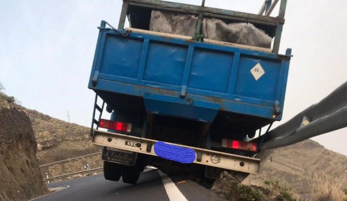 Un camión, cerca de caer al vacío en la GC-200