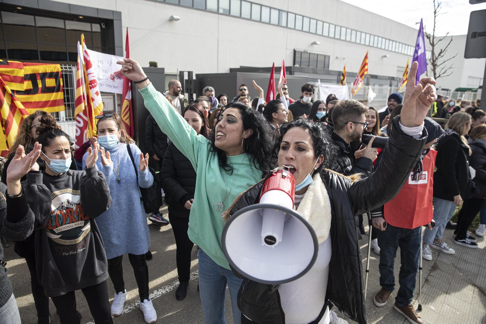 Protesta davant la fàbrica de Louis Vuitton a Campllong