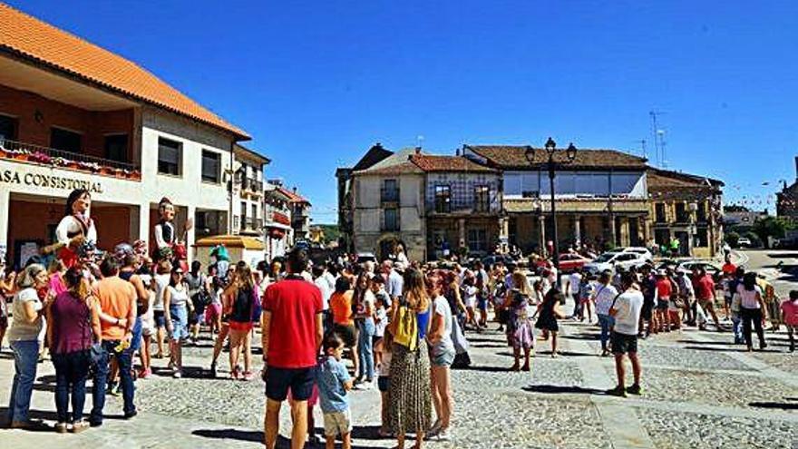 Aspecto que presentaba ayer la Plaza de Alcañices con numerosos jóvenes en el desfile.