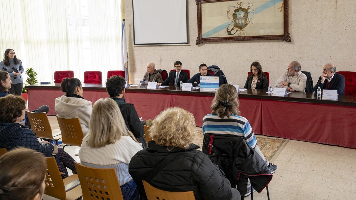 Representantes municipales en la mesa durante la presentación del Plan Integrado de Emprego