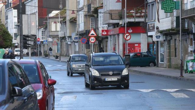 Vehiculos circulando ayer en pleno centro urbano de Bueu.