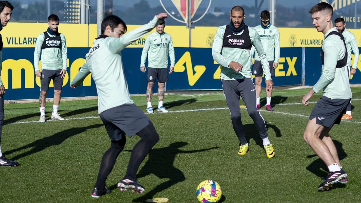 Juan Foyth, a la derecha, en el entrenamiento de este jueves con Trigueros (i) y Capoue (c).