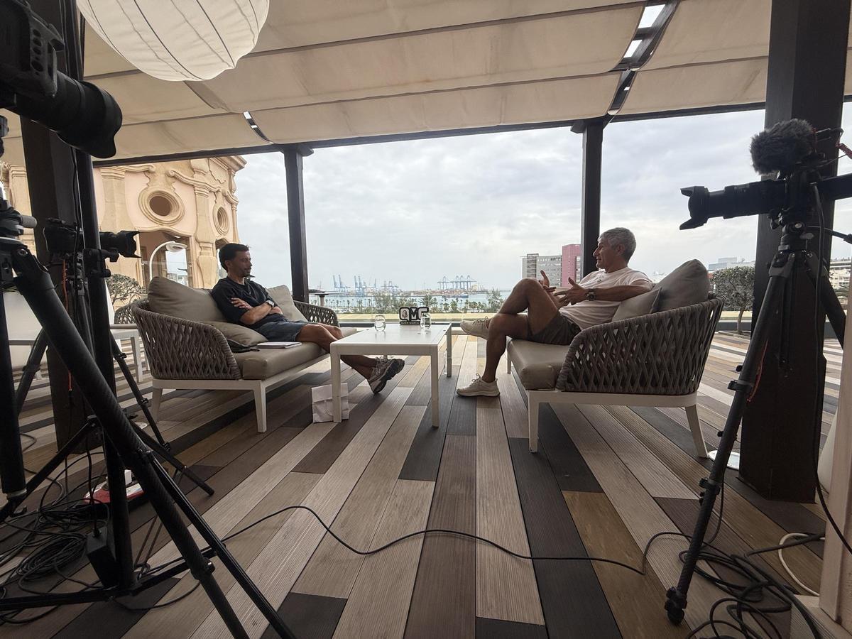 Setién, durante el rodaje de Quien marca gana, en el Santa Catalina, en una entrevista por su exjugador Hernán.