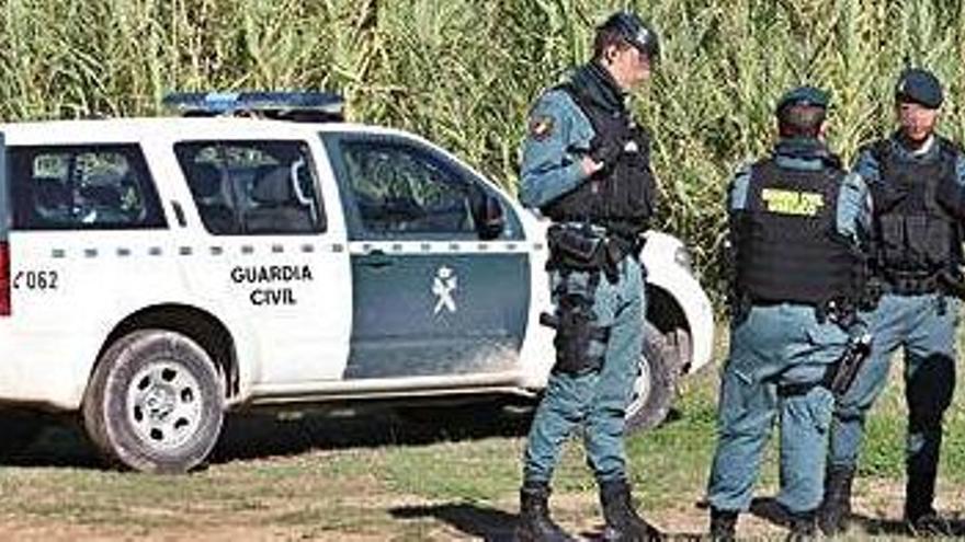 La Guardia Civil busca el rastro de Escalante en la zona en la que se alojó con varios okupas.