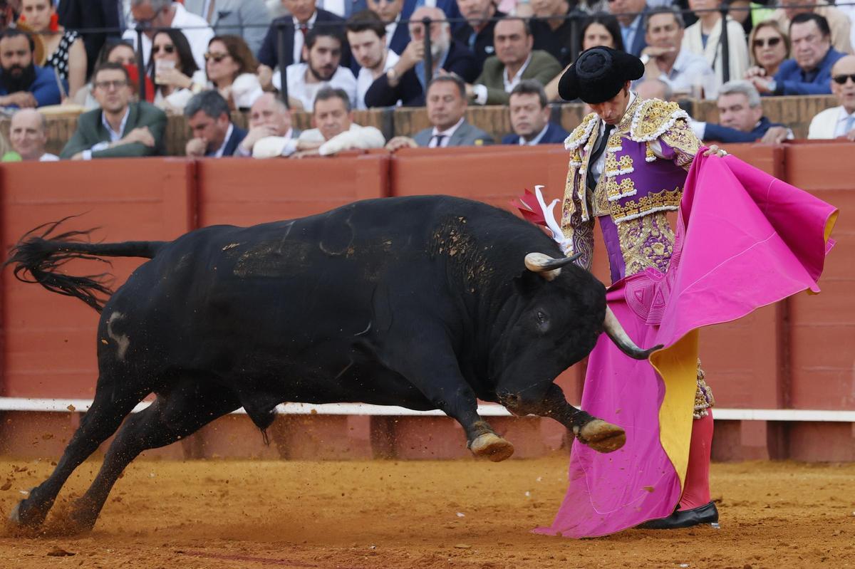 Cayetano, en la lidia de uno de los toros del festejo de este martes en Sevilla.