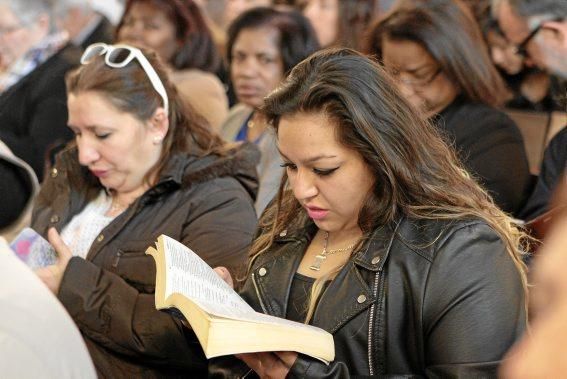 Starke Gefühle, innige Gebete: Den Sonntagsgottesdienst feiern alte und junge Mitglieder aus den verschiedensten Ländern in Palmas evangelischer Gemeinde mit Hingabe. Ein fester Bestandteil der Messe