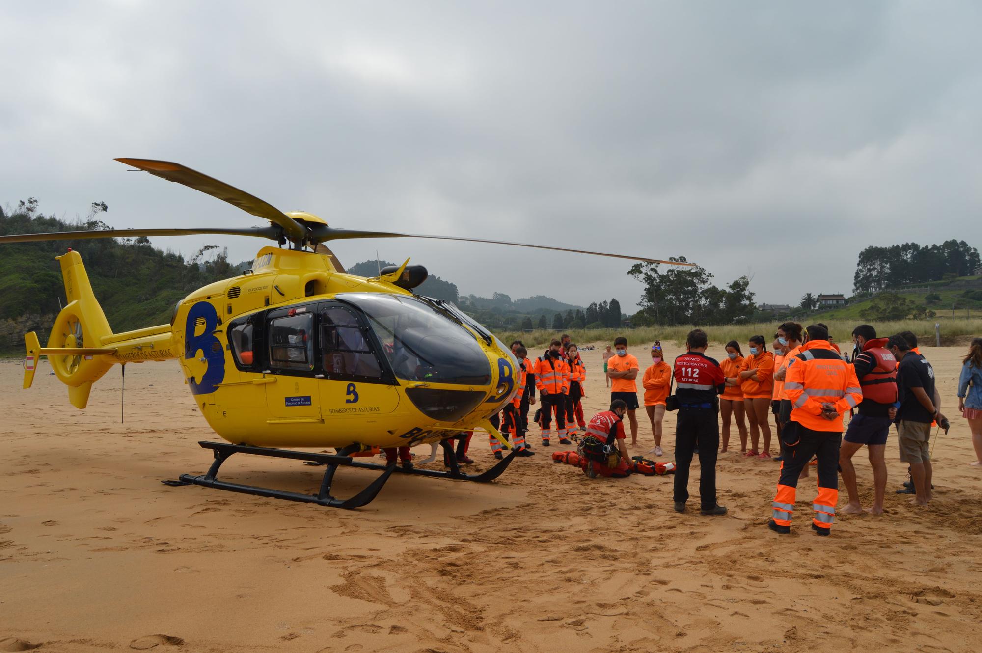 Así fue el simulacro de Salvamento en la playa de Rodiles