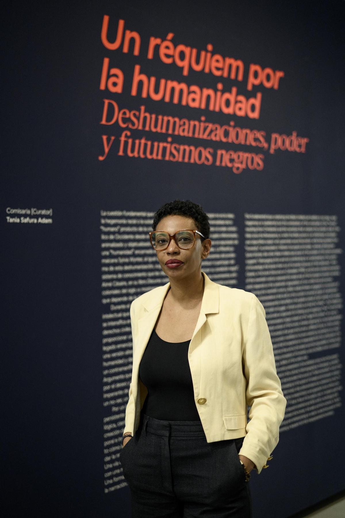Tania Safura Adam , comisaria de la exposición 'Un réquiem por la humanidad'.