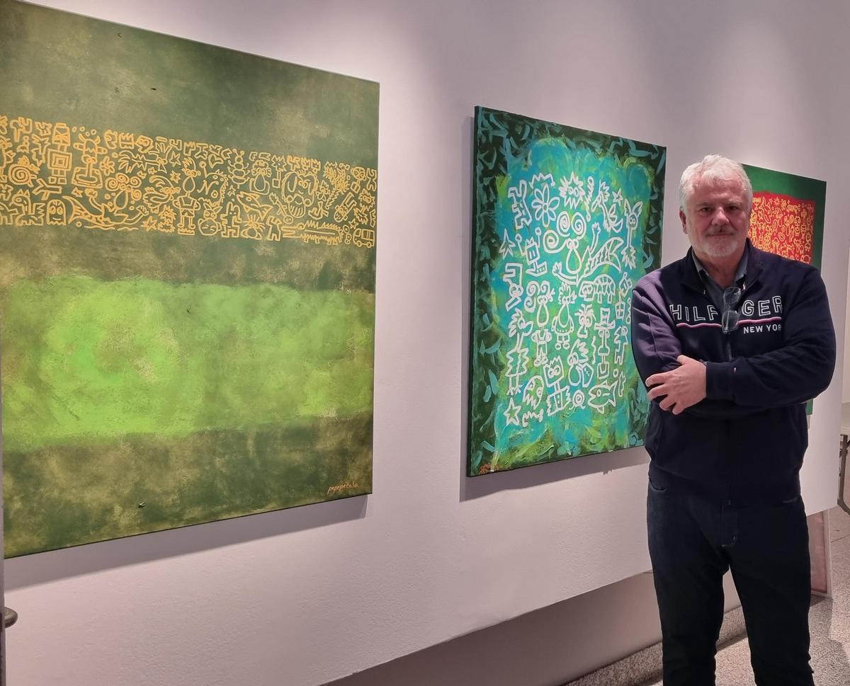 Pepe Pétalo, junto a sus obras en el Centro Municipal de las Artes de Alicante