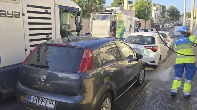 Servicios de Emaya limpiando las aceras.