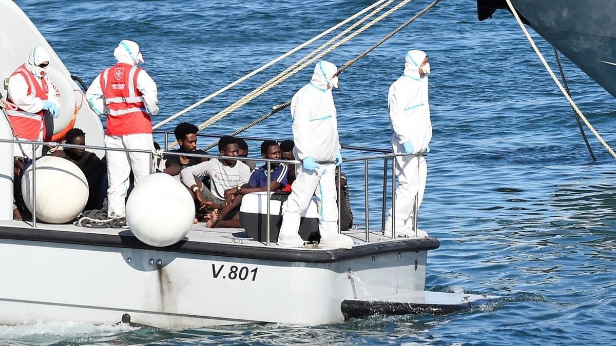 Los menores del 'Open Arms', que han desembarcado en el puerto de Lampedusa.