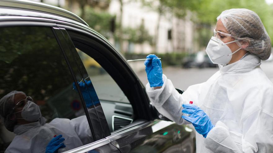 Una enfermera practica un tes de coronavirus en París.