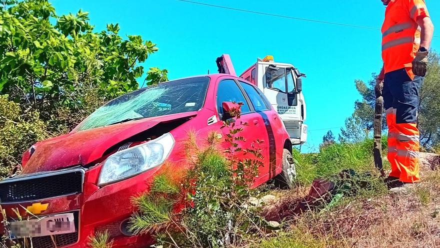 Un coche se sale de la  vía en la carretera de Sant Joan