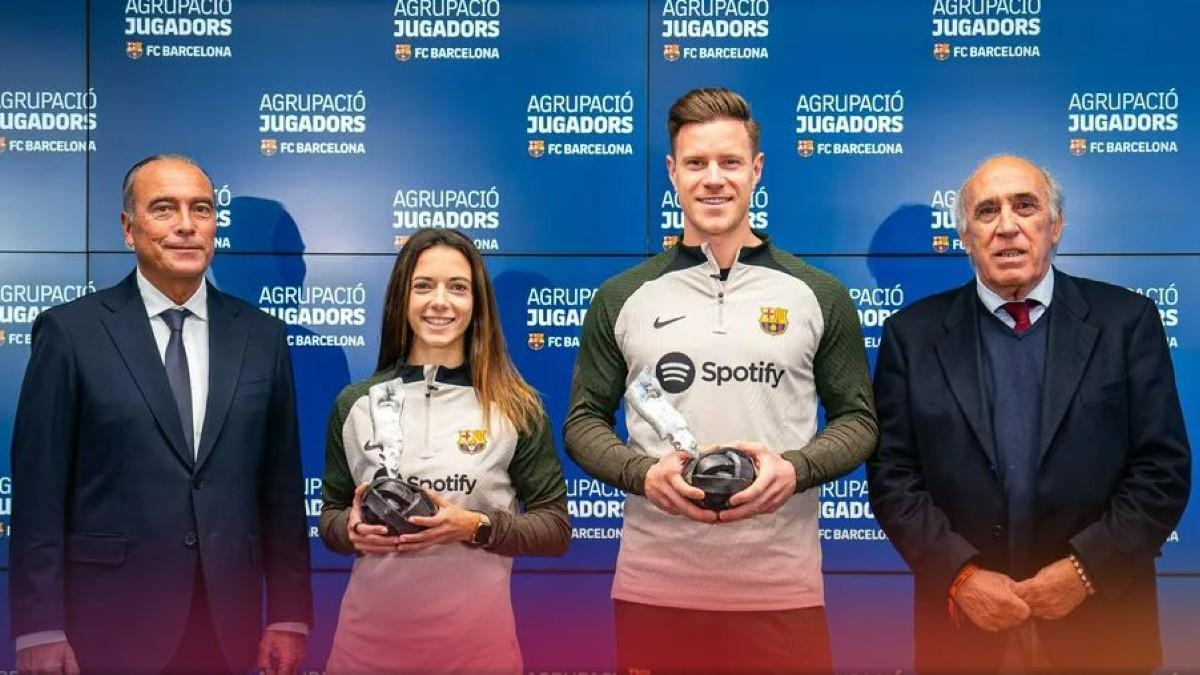 Aitana Bonmatí y Marc-André ter Stegen con el Premio Barça Jugadors