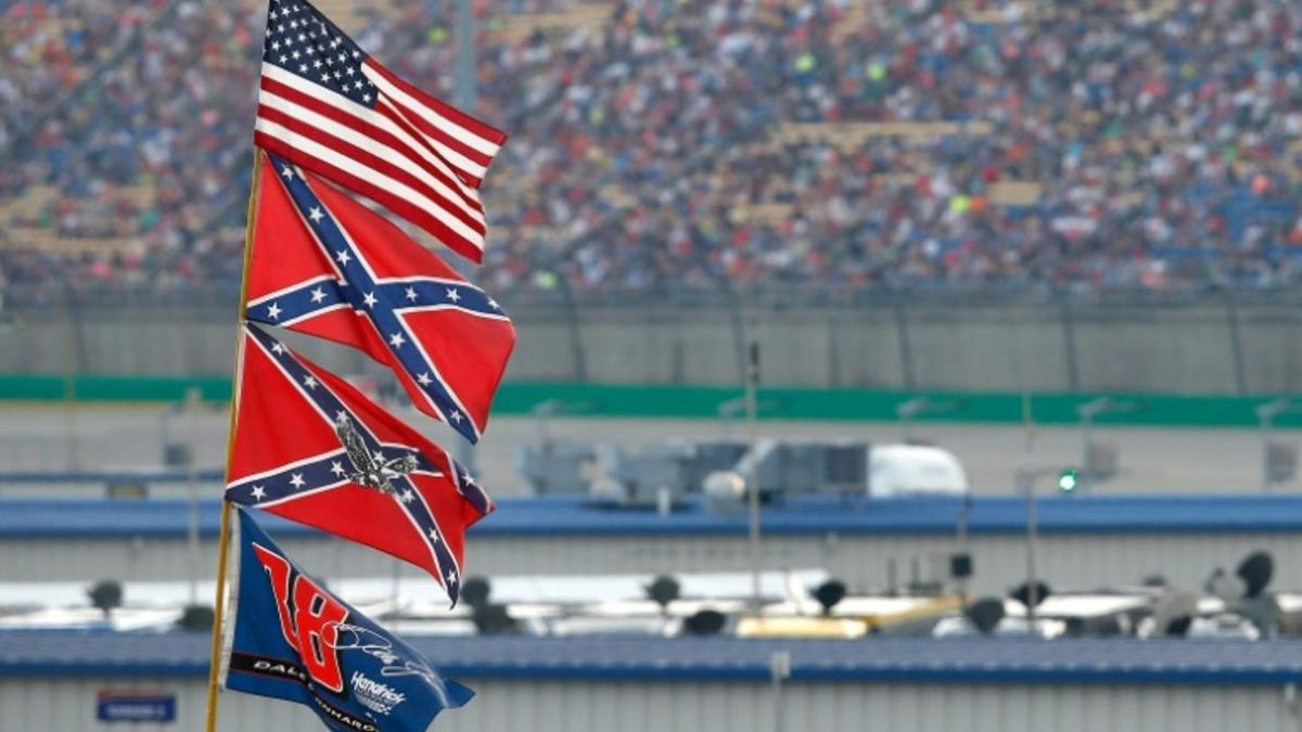 Ya no habrá banderas confederadas en la NASCAR