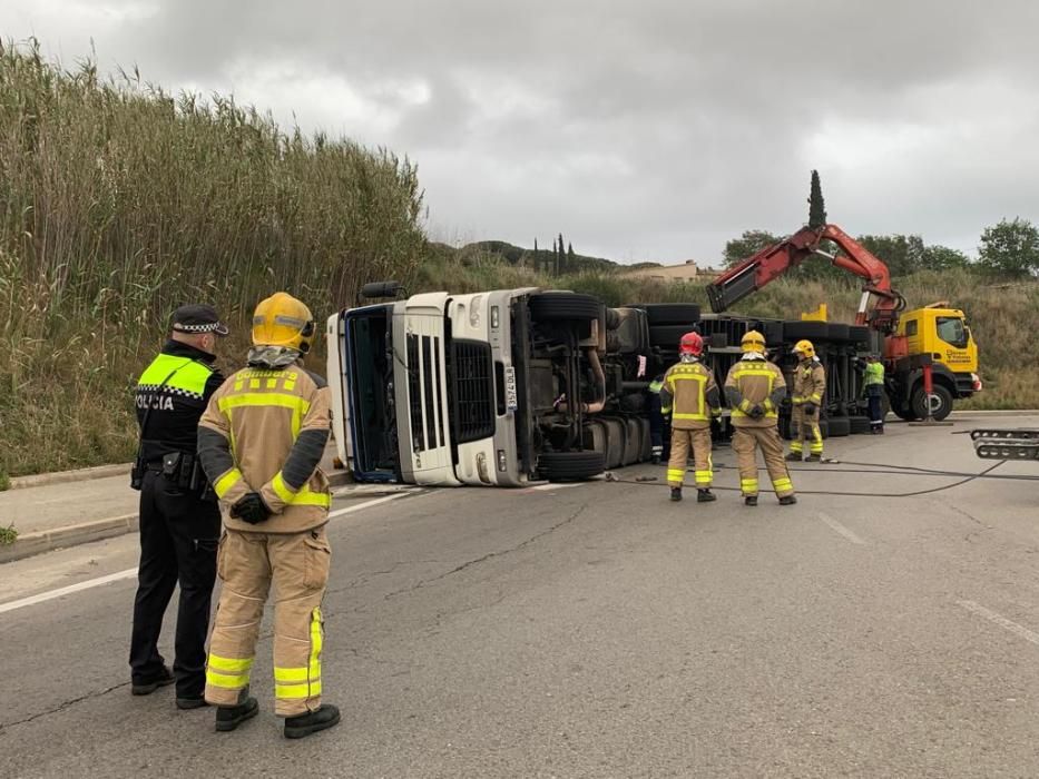 Bolca un camió i fa tallar la GI-600 a Blanes