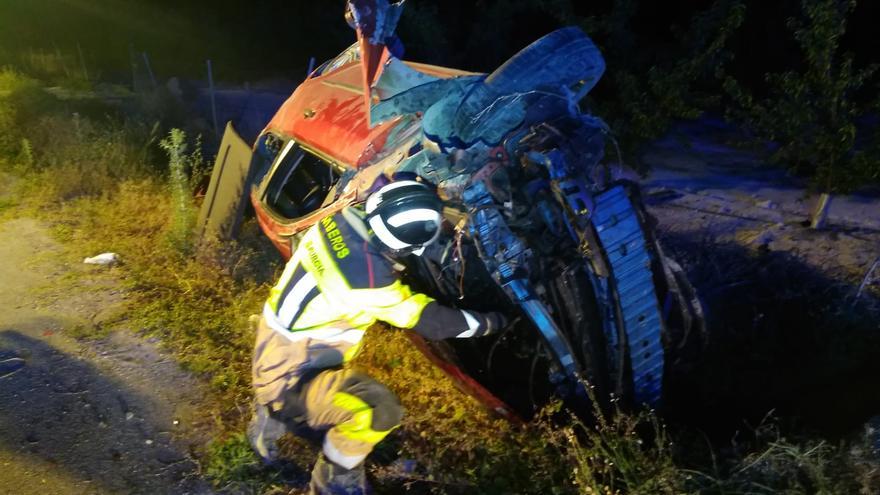 Tres heridos al salirse de la carretera con el coche en Mula