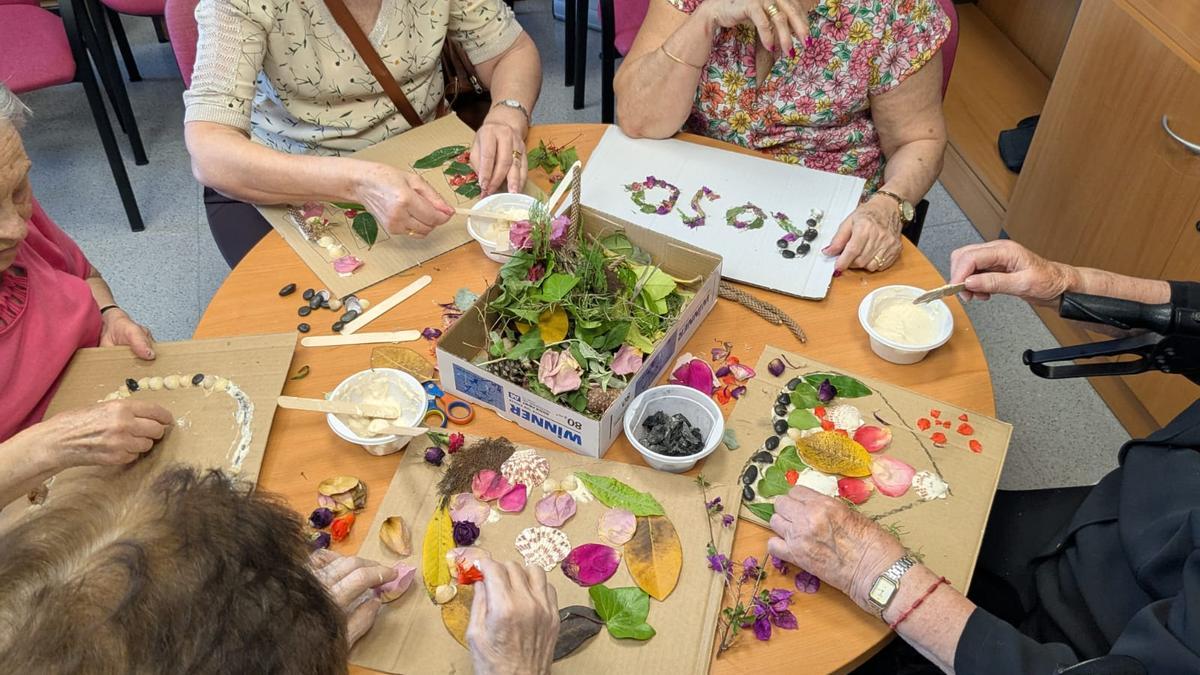 Un taller de arte con elementos de la naturaleza impulsado en un centro de salud de Elche