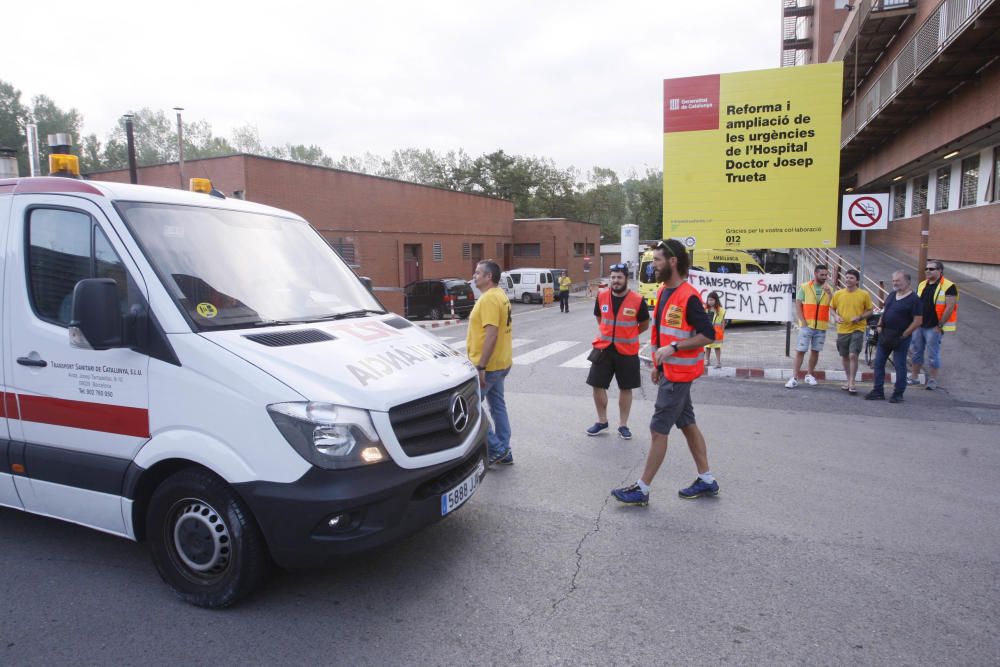 Vaga del transport sanitari gironí amb presència de piquets