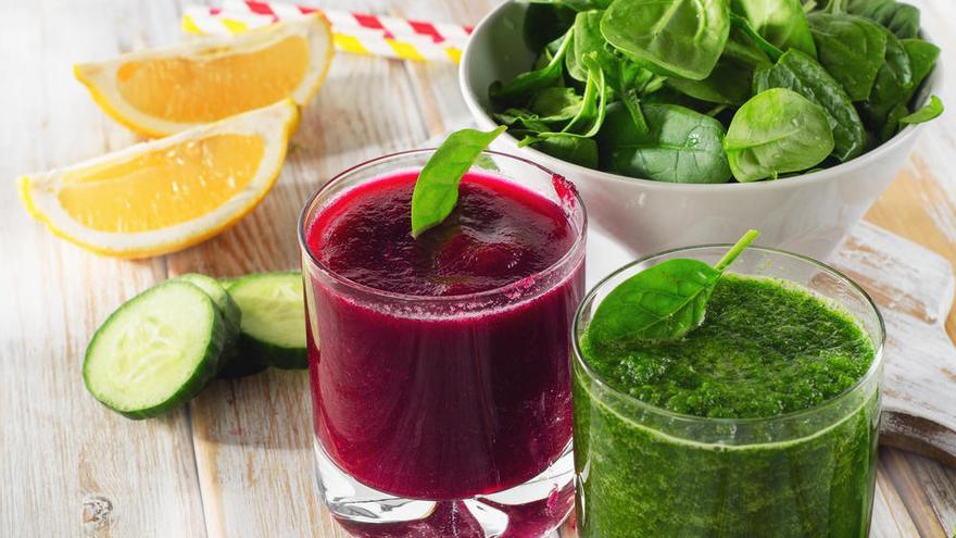 Descubre cómo preparar estos tres batidos detox para perder peso sin esfuerzo