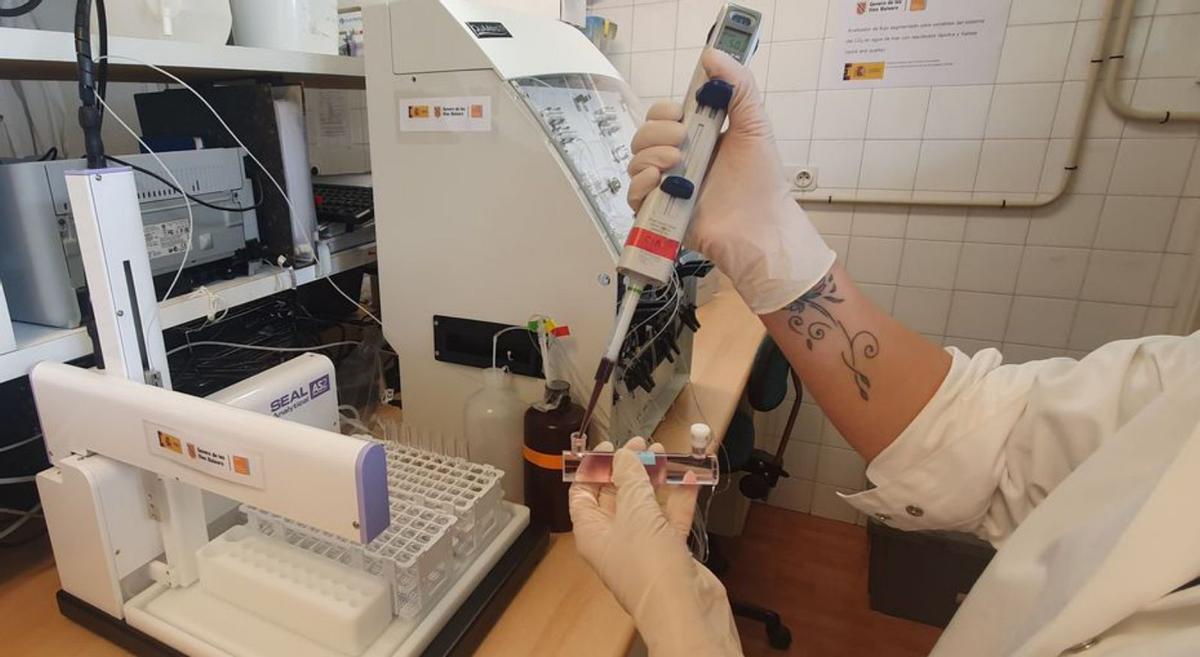 Imagen del analizador de flujo segmentado en el laboratorio del COB.