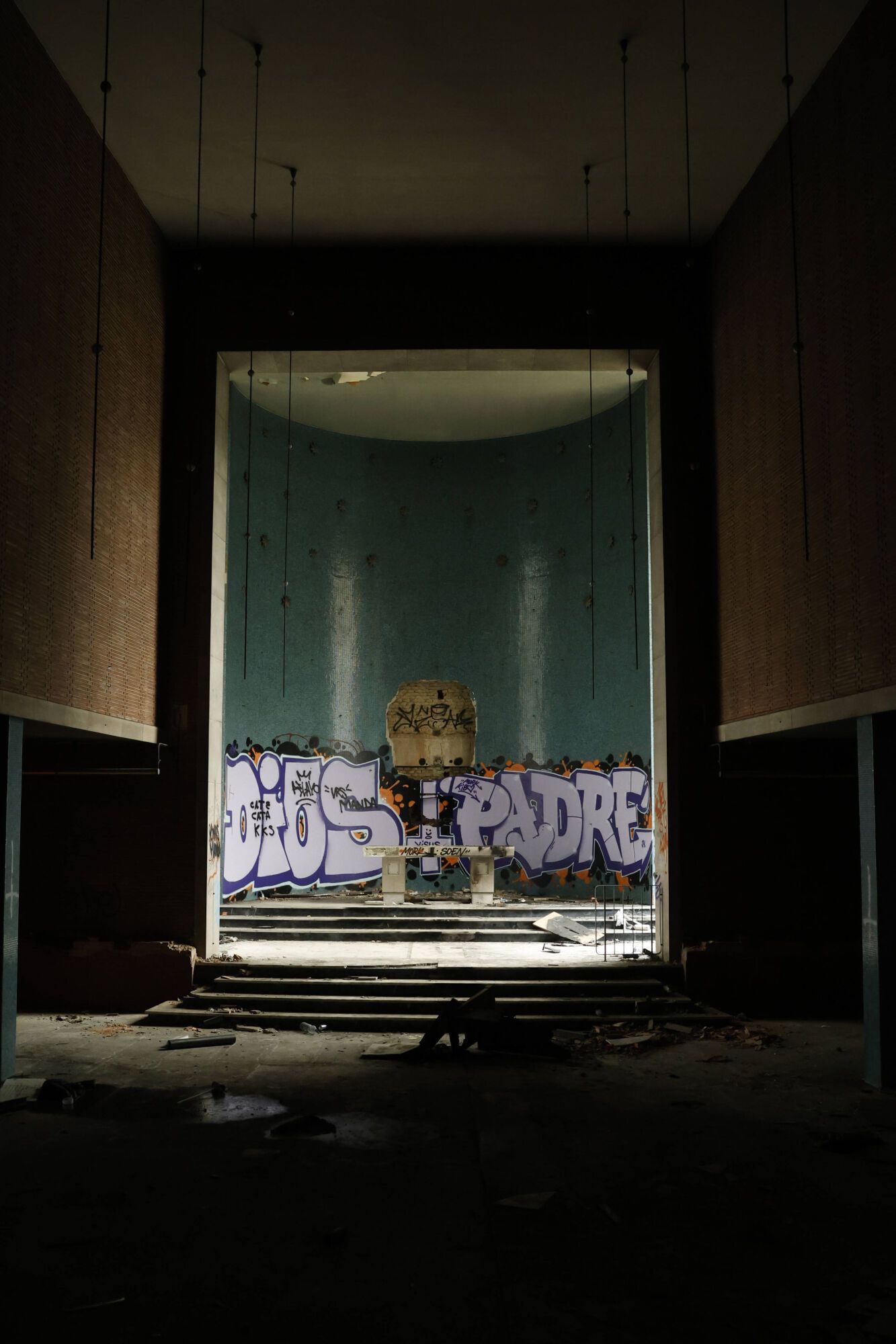 EN IMÁGENES: Viaje al interior del viejo HUCA, desvalijado y vandalizado por su abandono