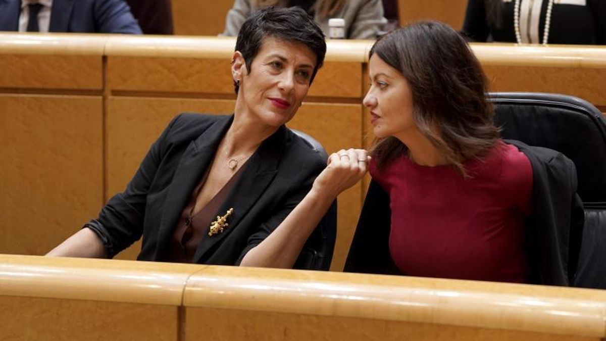 Elma Saiz, ministra de Inclusión, Seguridad Social y Migraciones y Sira Riego, ministra de Juventud e Infancia.