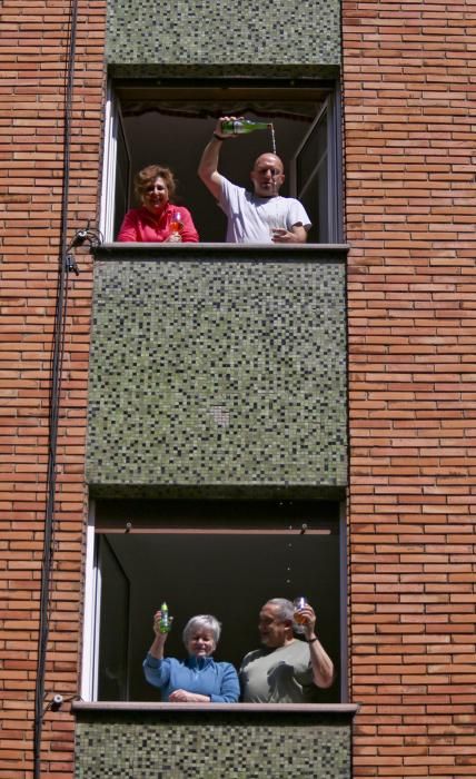 Los vecinos de El Naranco toman vermú juntos