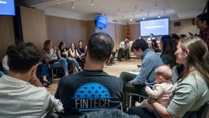 Jóvenes sanitarios de Catalunya, este miércoles en una reunión con el comité Cairos.