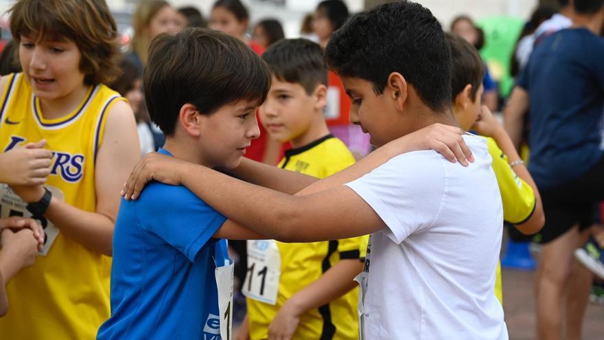 Escolares de Vila-real protagonizan una carrera solidaria en homenaje a mossén Guillermo