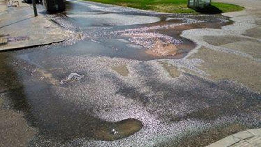 Reventón de agua en la calle Imperial de Zamora